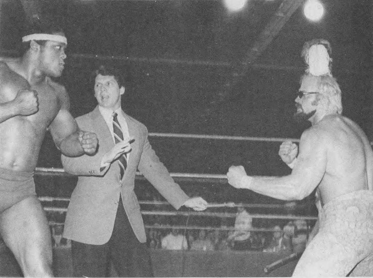 トニー・アトラス（左）とジェシー・ヴェンチュラ（右）がペンシルバニア州でのTV収録中に一触即発の事態に。1982年05月「Inside Wrestling」誌より。
